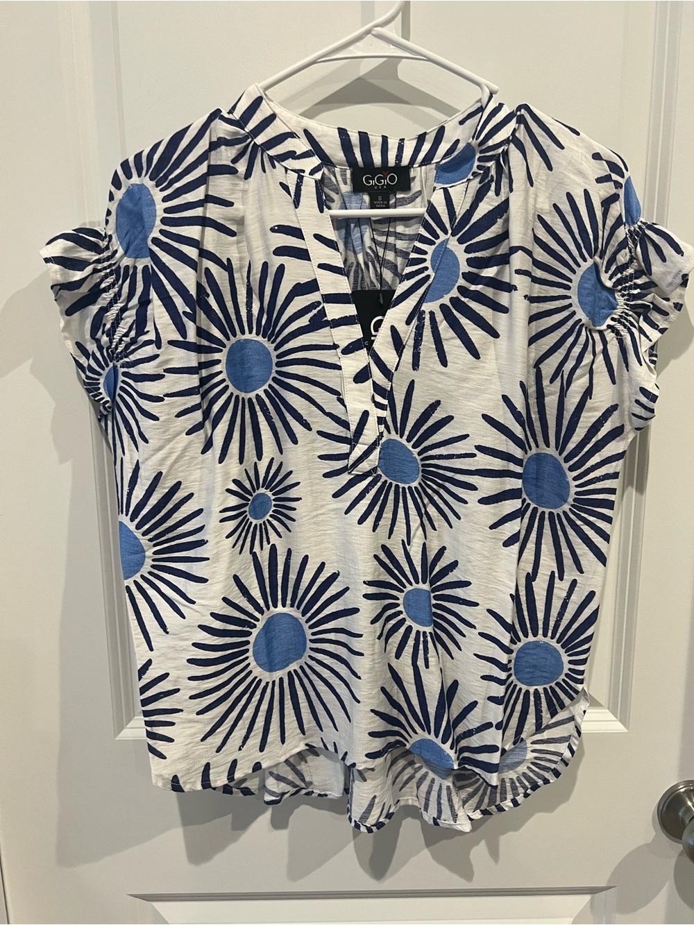 NWT GiGiO White Top with Blue Sunburst Print Size Small